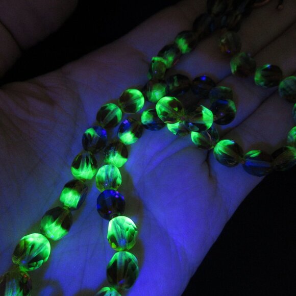 Uranium glass bead necklace with copper toggle - Picture 8 of 9
